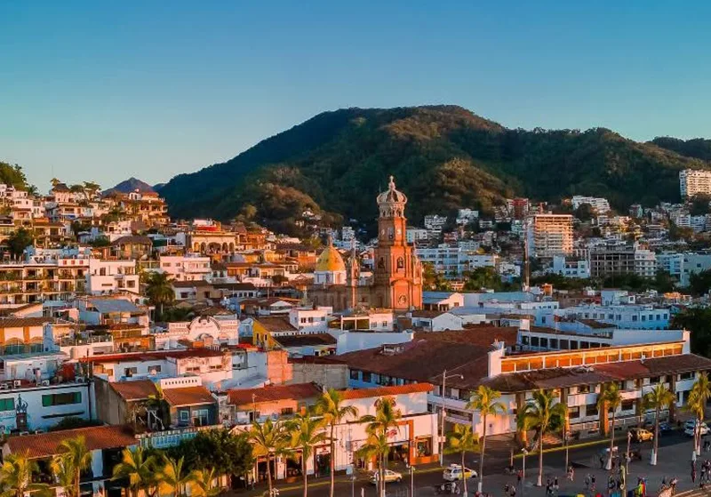 Centro histórico de Puerto Vallarta con la iglesia de Guadalupe al fondo.