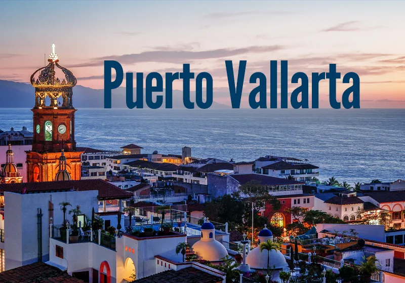 Atardecer en el malecón de Puerto Vallarta con el Pacífico de fondo