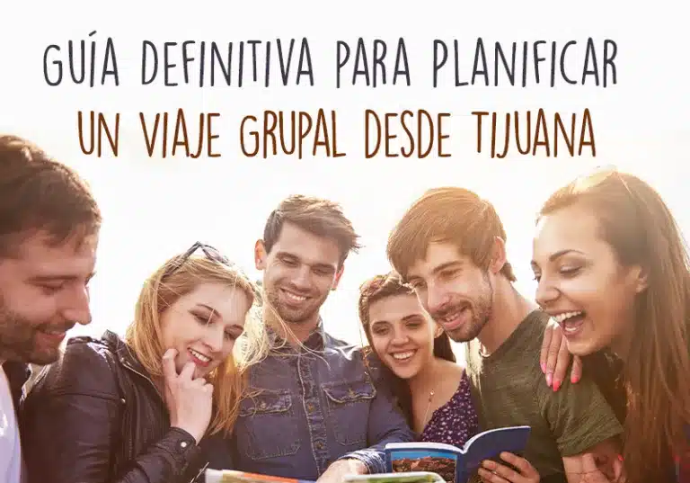 Grupo de amigos y familia sonriendo listos para iniciar un viaje grupal desde Tijuana.