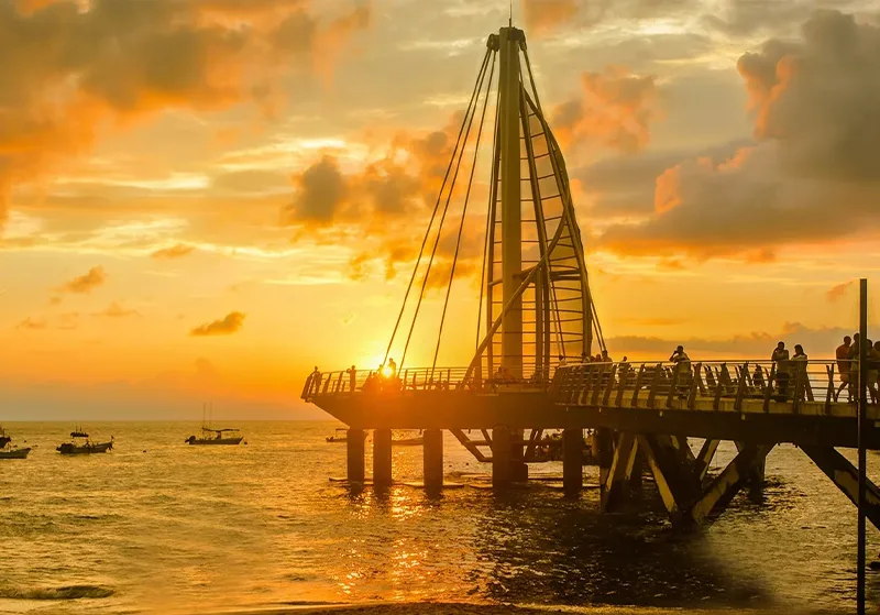 Estructura vanguardista del Muelle de Los Muertos sobre el mar en la Zona Romántica de Puerto Vallarta