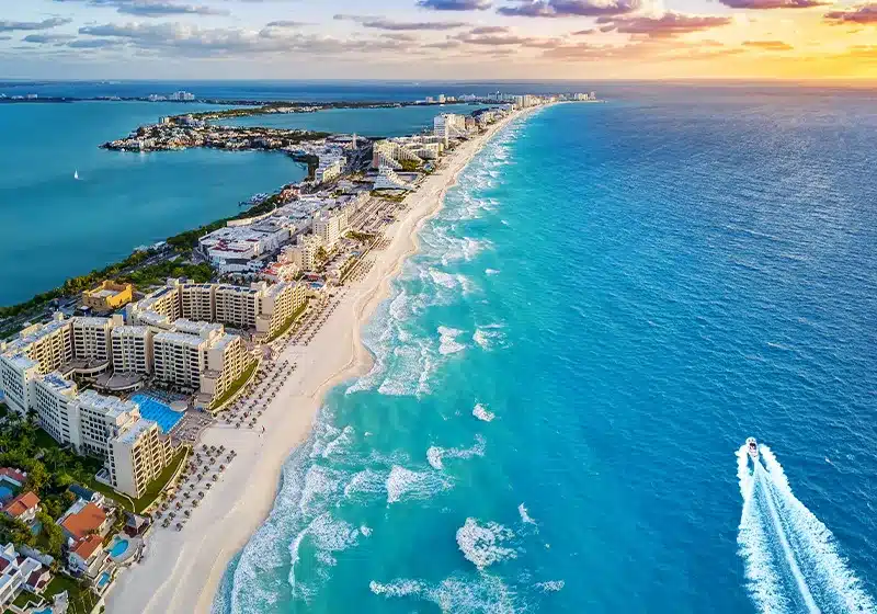 Vista aérea de la Zona Hotelera de Cancún y la costa con playas de arena blanca y mar turquesa.