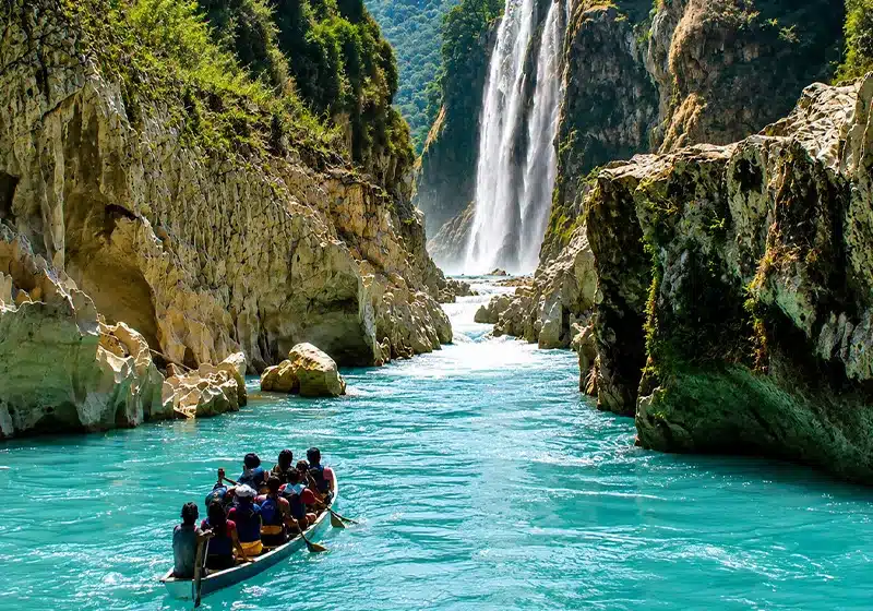 Cascada de Tamul en la Huasteca Potosina, una de las caídas de agua más espectaculares de San Luis Potosí, formada por la confluencia de los ríos Tampaón y Gallinas