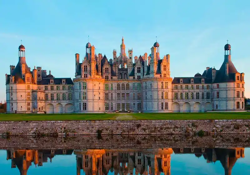 El Castillo de Chambord es el más grande de los castillos del Valle del Loira, reconocido por su arquitectura renacentista francesa que mezcla formas medievales con estructuras clásicas italianas