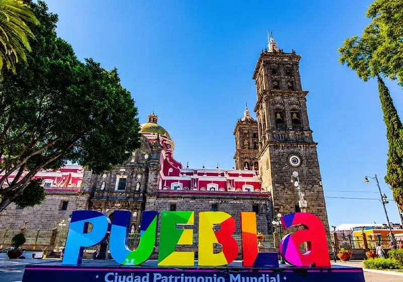 Centro histórico de Puebla, México, destino gastronómico en temporada de chiles en nogada