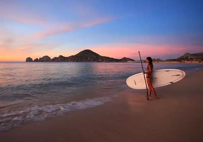 Playa El Médano en Cabo San Lucas con olas suaves y arena dorada