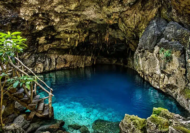 Cenote de aguas turquesa en la ruta de Cuzamá, Yucatán