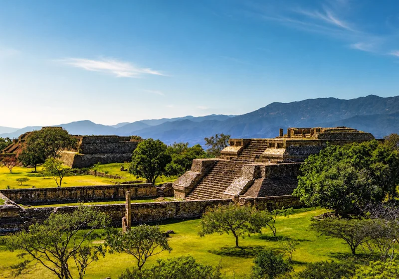 Zona arqueológica de Monte Albán con vista panorámica del valle de Oaxaca