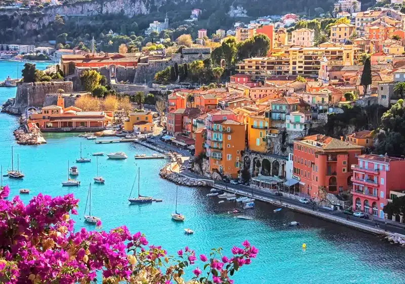 Niza es la capital de la Costa Azul (Riviera Francesa), ubicada a orillas del mar Mediterráneo y muy cerca de la frontera con Italia