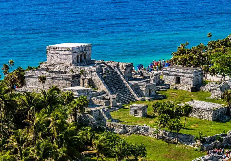 Zona arqueológica de Tulum junto a los acantilados y la playa del mar Caribe.