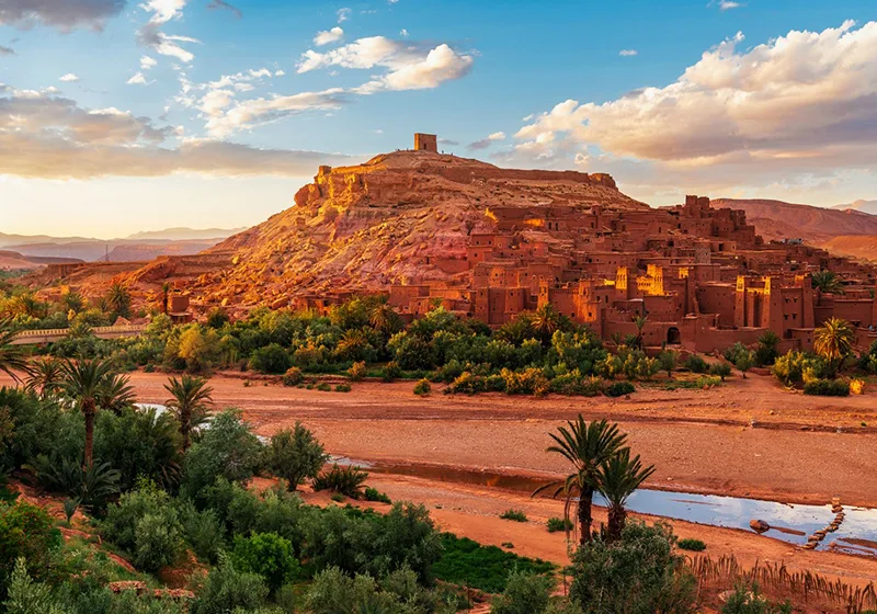 Puesta de sol sobre el antiguo pueblo de Ait Ben Haddou, al norte de Marruecos.