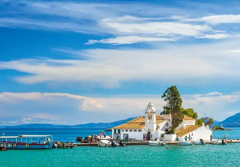 Monasterio de Vlacherna en la isla de Corfú, Grecia.