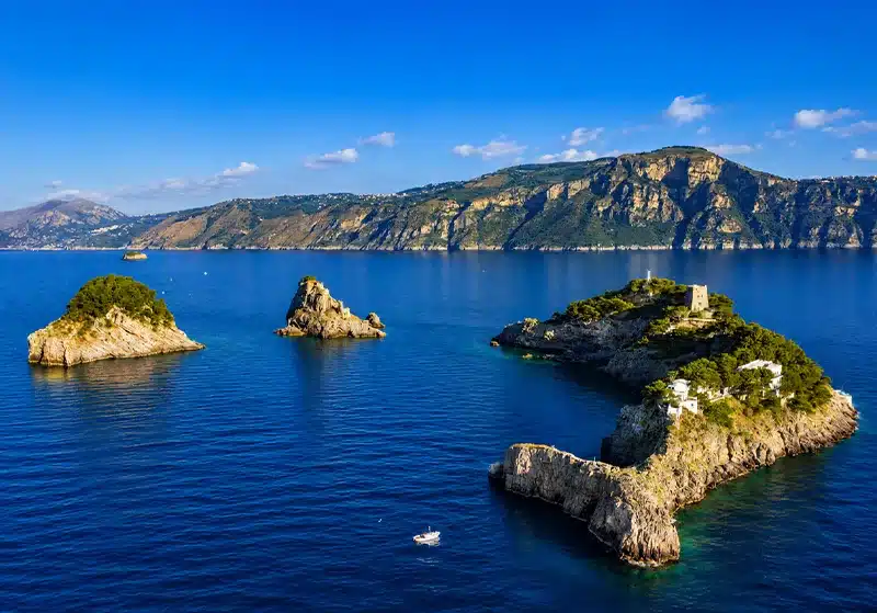 pequeño archipiélago formado por tres islas rocosas y escarpadas (Gallo Lungo, Castelluccia y Rotonda) cubiertas de vegetación mediterránea, rodeadas por el agua azul turquesa del mar Tirreno frente a la Costa Amalfitana en Italia.