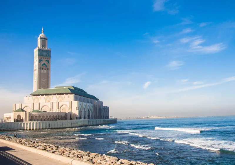 Majestuosa Mezquita Hassan II en Casablanca, Marruecos, una obra maestra de la arquitectura árabe-musulmana contemporánea.