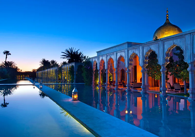 El Palais Namaskar destaca por su diseño arquitectónico único que combina armoniosamente estilos asiáticos, orientales y contemporáneos.