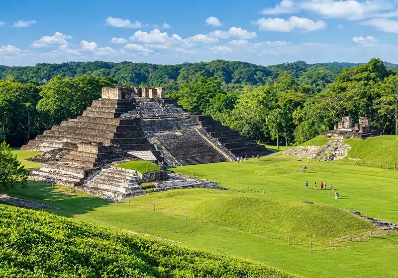 Comalcalco es un sitio arqueológico de la civilización maya que se localiza en el estado mexicano de Tabasco.