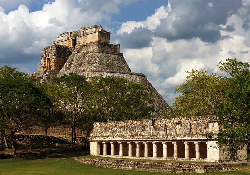 Pirámide del Adivino en la zona arqueológica de Uxmal